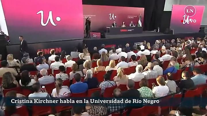 Cristina Kirchner recibe el titulo de 'honoris causa' de la Universidad de Rio Negro
