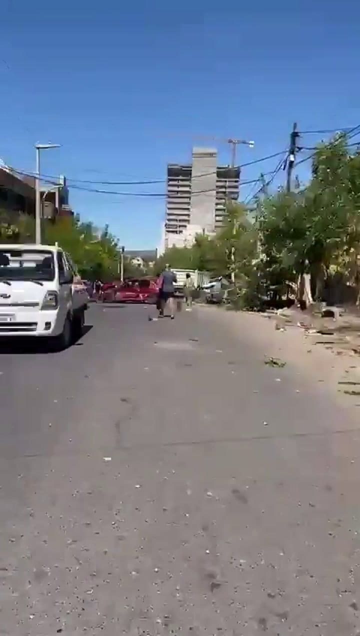 Camión sin frenos en Neuquén: fuera de control, el vehículo destruyó una decena de autos estacionados y se incrustó contra un inmueble