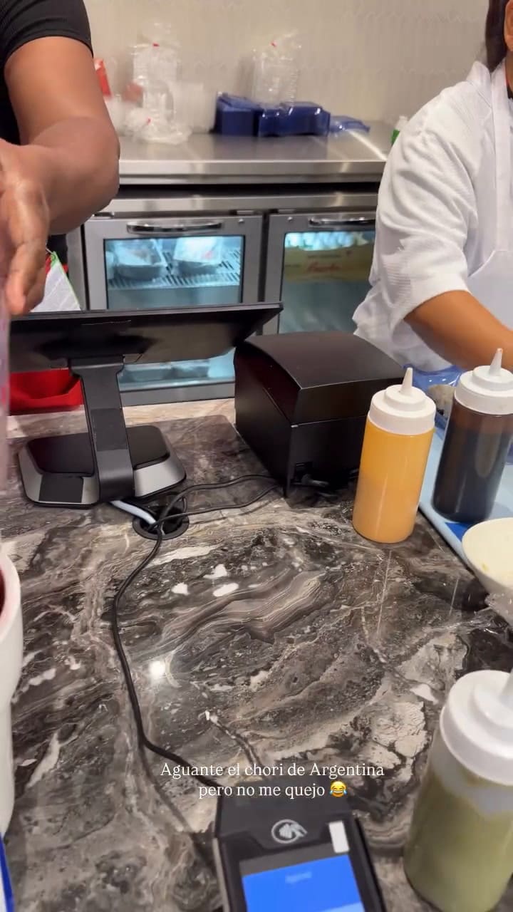 Agus Gandolfo comió sushi en pleno partido de Argentina