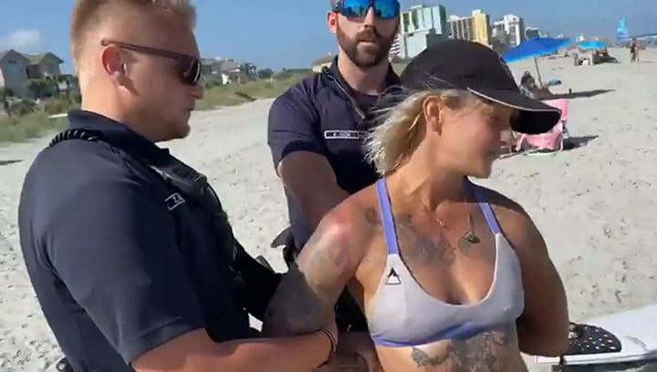 Esposada por usar una bikini reveladora en una playa de Carolina del Sur