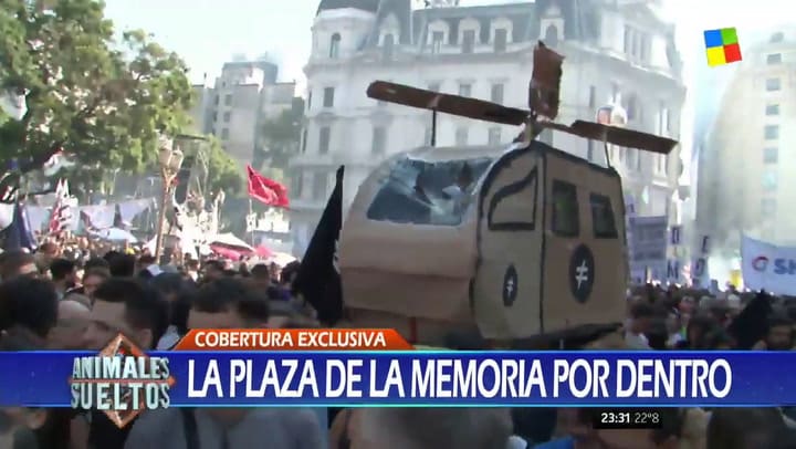 En Animales Sueltos hablaron del helicóptero de cartón en la marcha por el Día de la Memoria