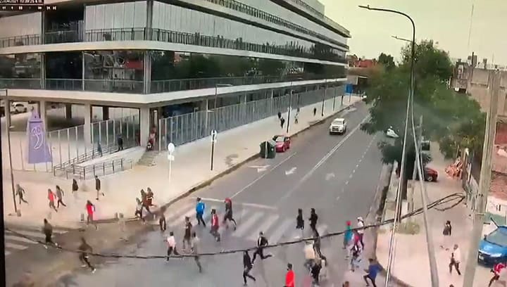La llegada de los manifestantes al Ministerio de Desarrollo de la Ciudad