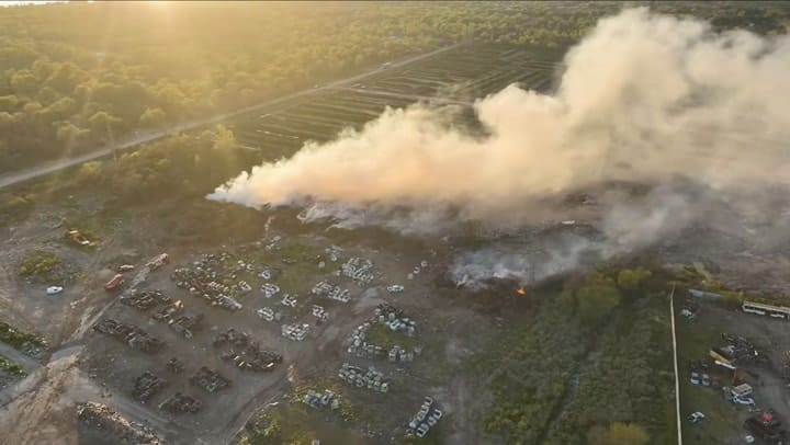 Un incendio afectó a una planta recicladora de residuos en Sarandí, cerca del Mercado Frutihortícola