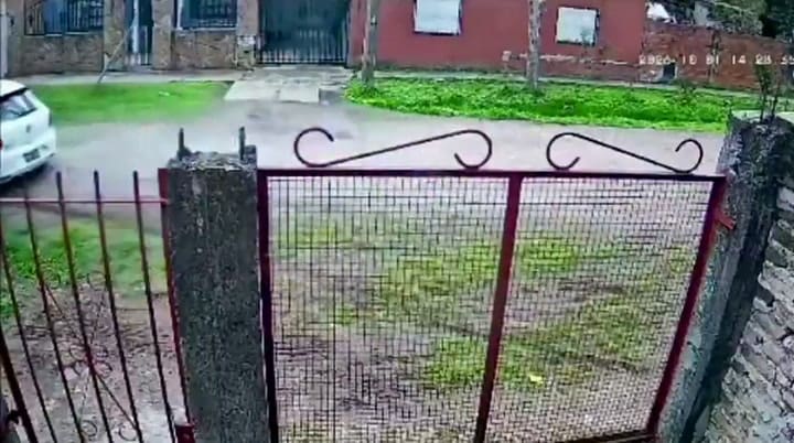 El momento en que dos delincuentes le robaron el auto a un hombre: le dispararon desde el rodado y quedaron grabados