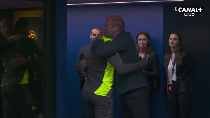 El saludo de William a los jugadores del Aston Villa, en la previa del encuentro ante el PSG