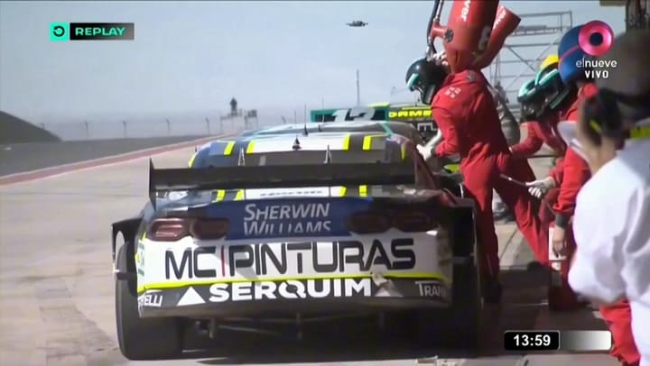 El Chevrolet Camaro de Diego de Carlo se llevó el bidón de nafta enganchado