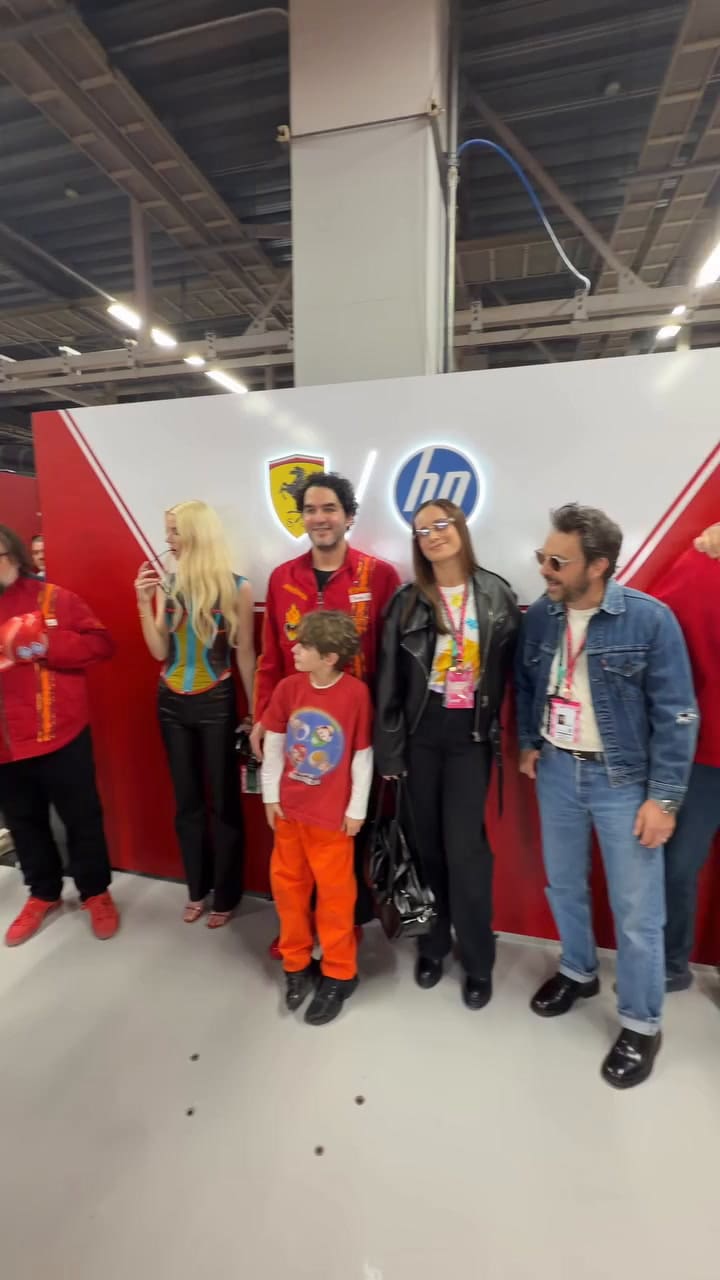 Los protagonistas de la película Super Mario Galaxy junto a los pilotos de la escudería Ferrari