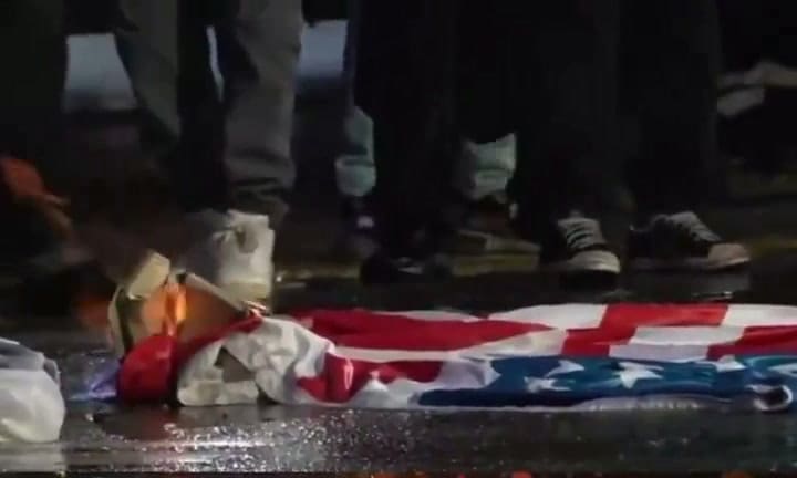 Manifestantes incendian bandera de EEUU
