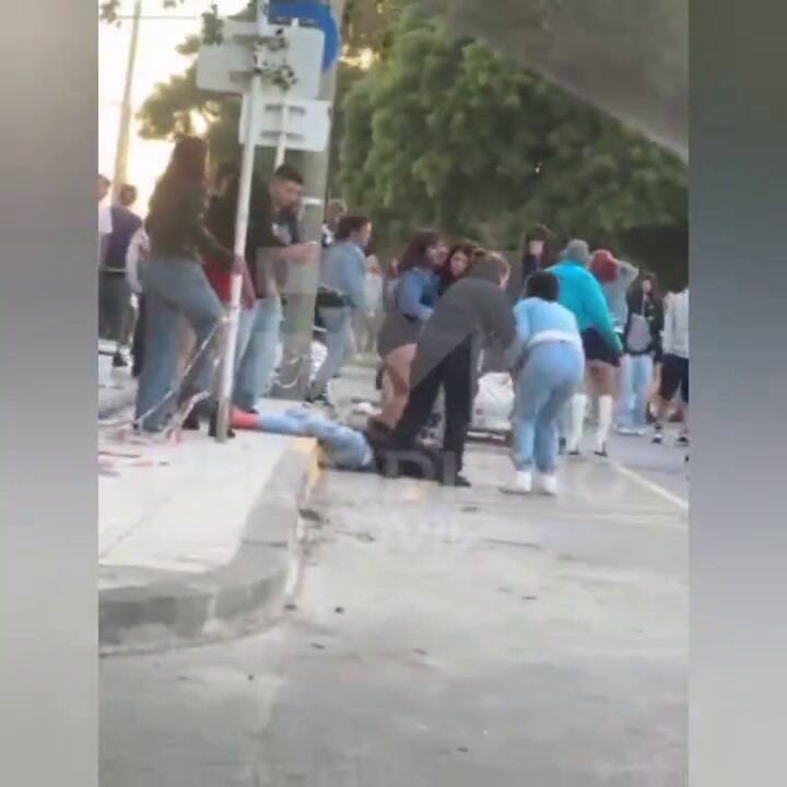 El momento en el que le pegan la patada mortal al hombre de 30 años