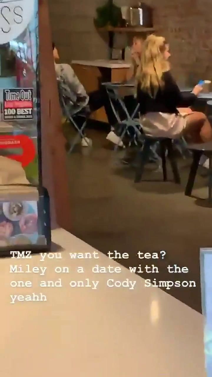 Miley Cyrus y Cody Simpson comparten mesa en un restaurant - Fuente: Twitter