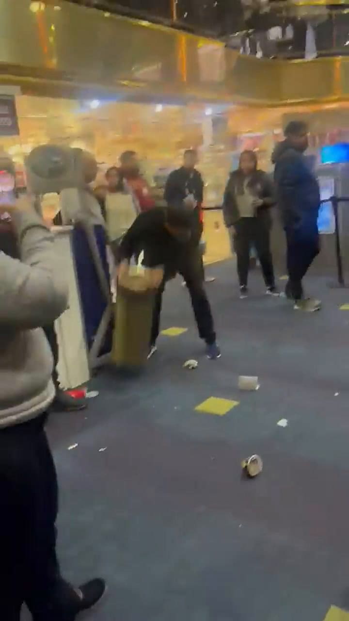 La reacción de algunos de los pasajeros tras varias horas varados