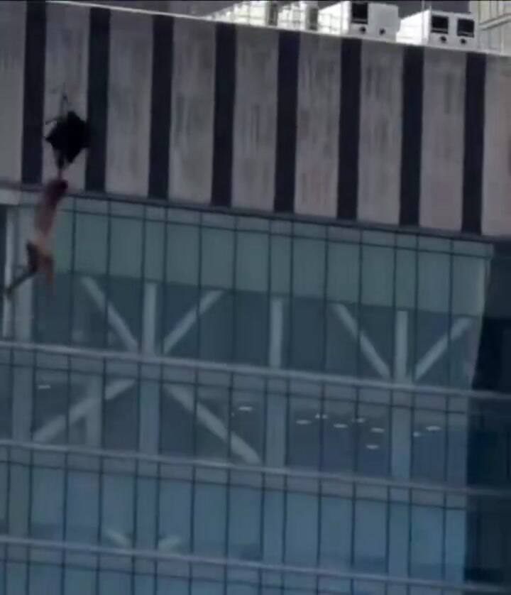 Un hombre desnudo saltó desde el puente de Brooklyn con una mochila como paracaídas y sobrevivió a la caída