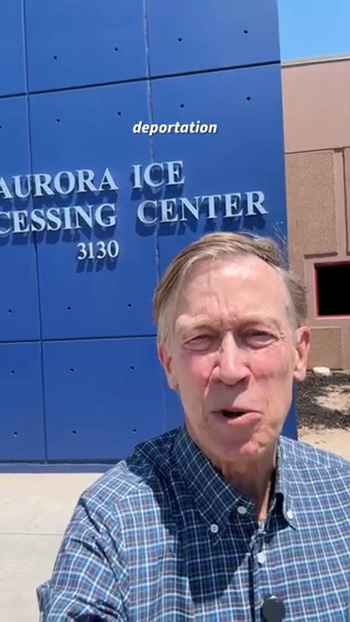 El senador John Hickenlooper repudió la forma en la que el cura se tuvo que retirar del centro de detención en Colorado
