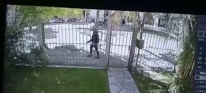 El sospechoso fue detectado por una cámara de seguridad entrando y saliendo de la casa de la víctima