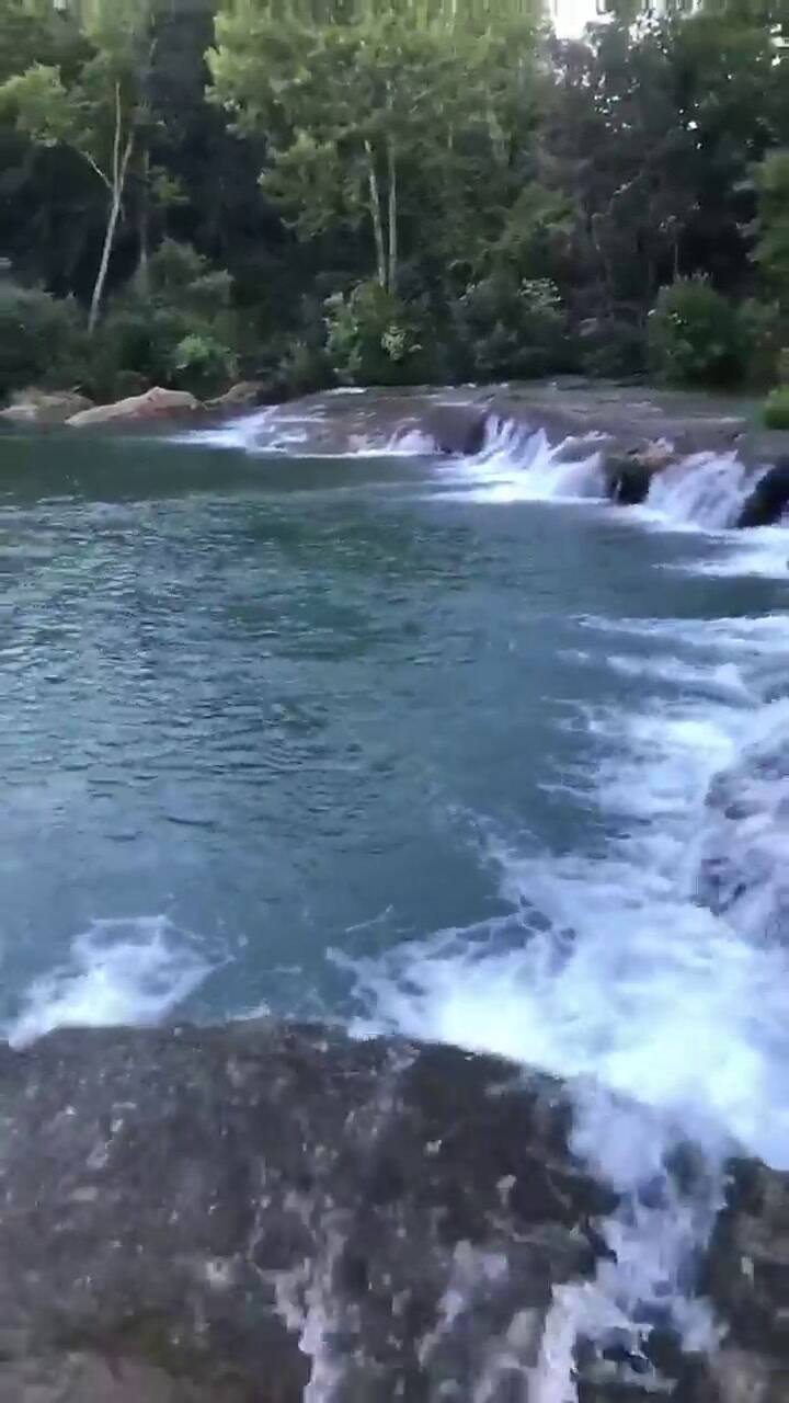 Se mete en un tobogán de agua natural y desaparece - Fuente: TikTok