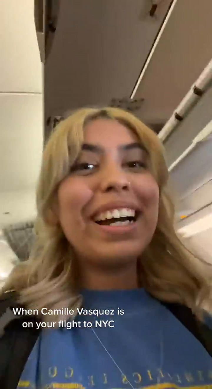 La reacción de una pasajera al encontrar a Camille Vásquez en el avión