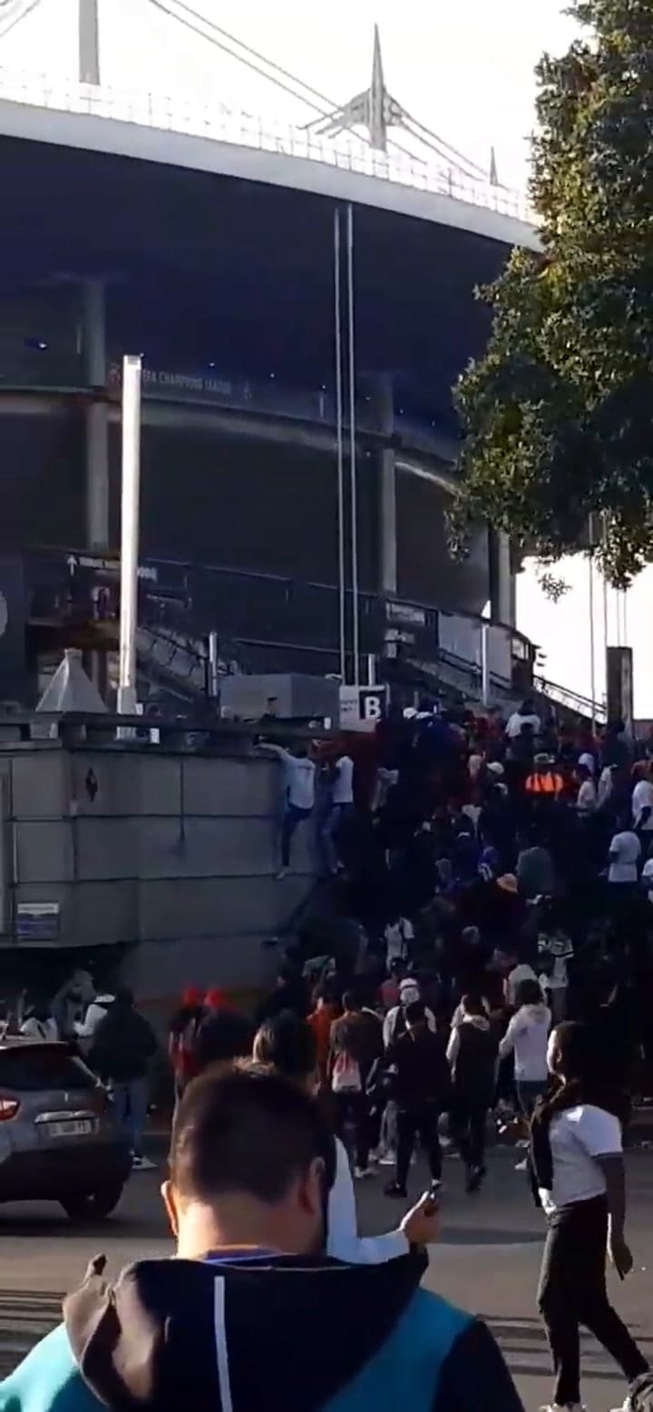 Choques entre la policía y los hinchas ingleses demoraron el inicio del partido