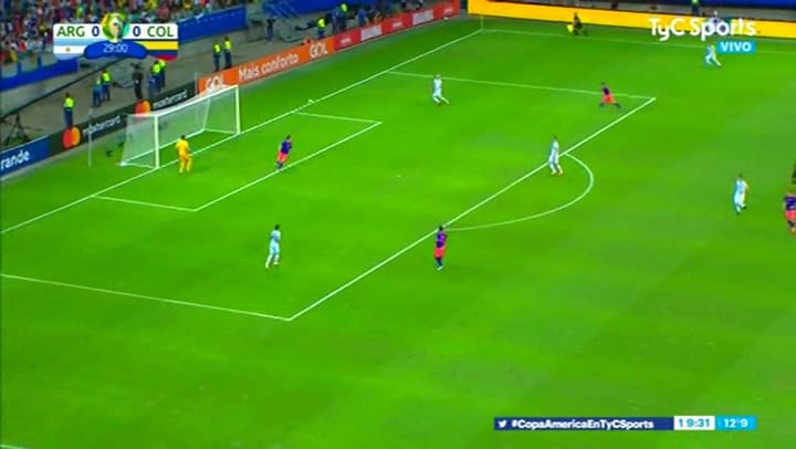 El susto en el área de Argentina que pudo haber terminado en el primer gol de Colombia - Fuente: TyC