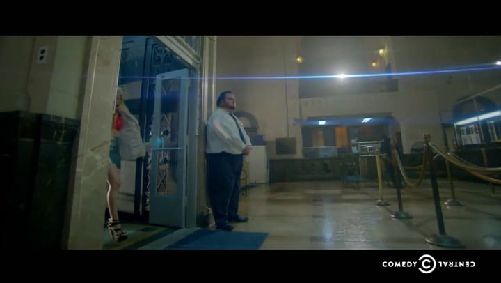 Ilana y Abbi bailan con Drake