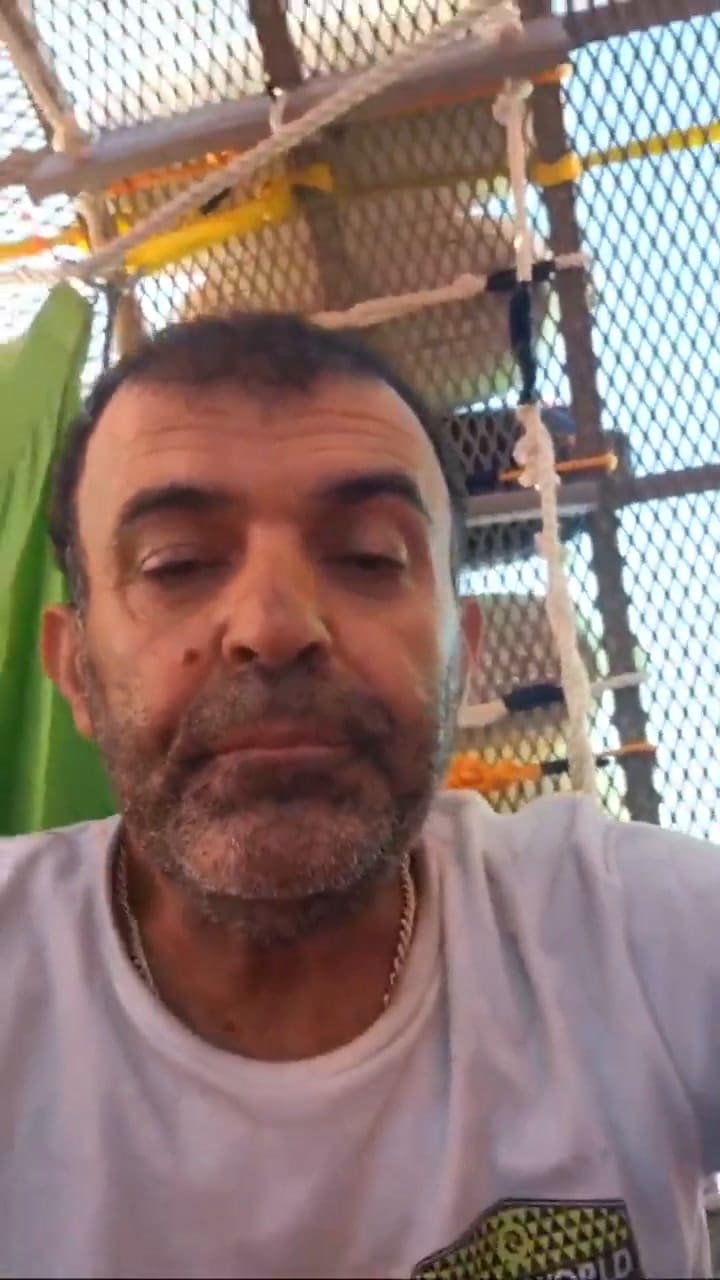Un hombre trata de navegar por mar abierto hasta Londres a bordo de una rueda de hámster