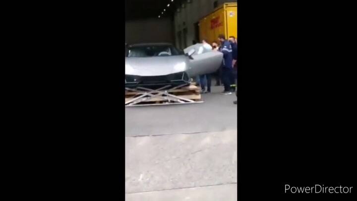 Sorpresa en Ezeiza por la llegada de un Lamborghini Huracan Evo Spyder - Fuente: YouTube