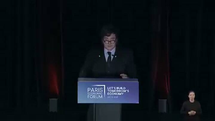 Milei, emocionado, en París