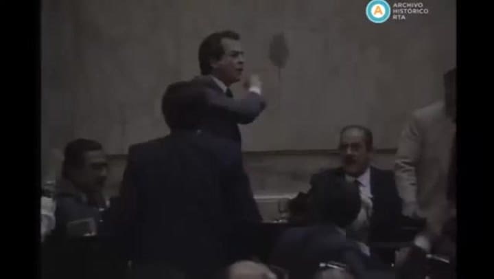Bush repudiado en el Congreso por el diputado Luis Zamora, en diciembre de 1990