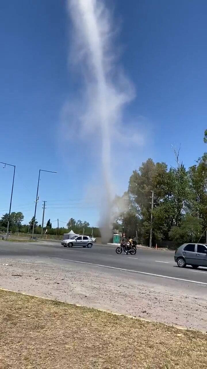 El torbellino que sorprendió a los automovilistas en la ruta 2 y 520