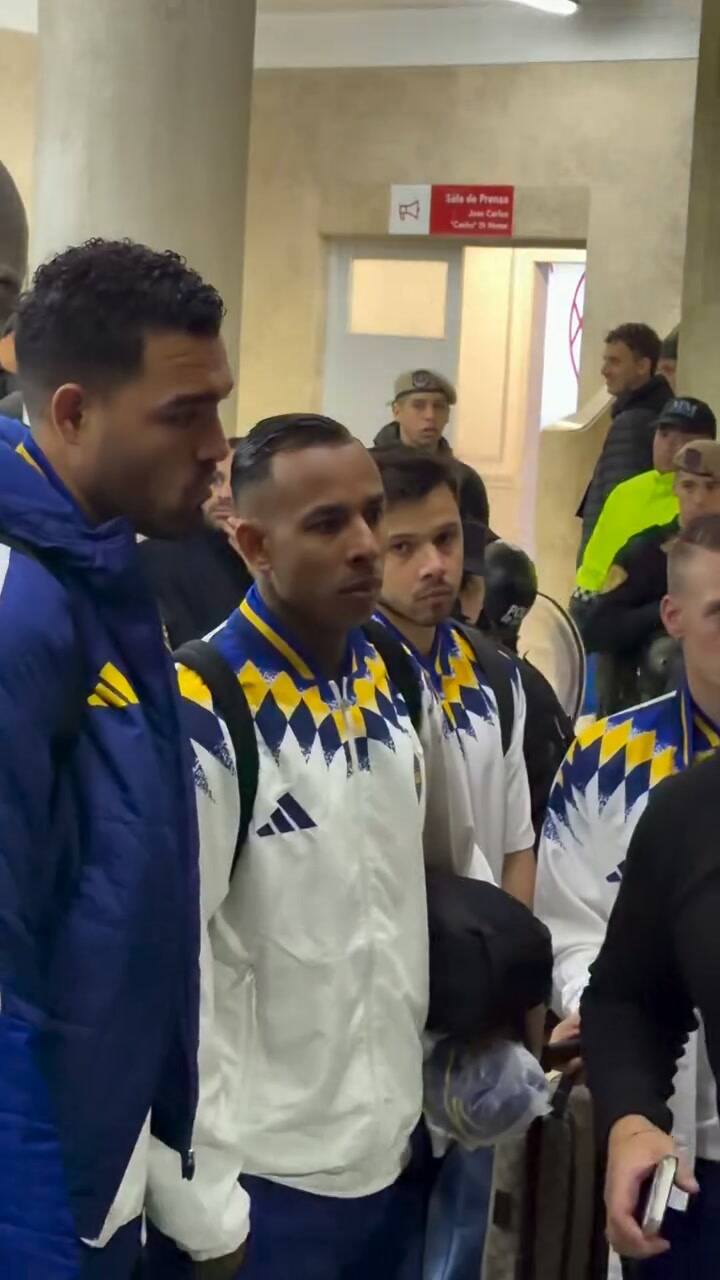 Insólito momento tras la victoria de Boca sobre Estudiantes: el micro xeneize se fue y dejó olvidados a cuatro jugadores
