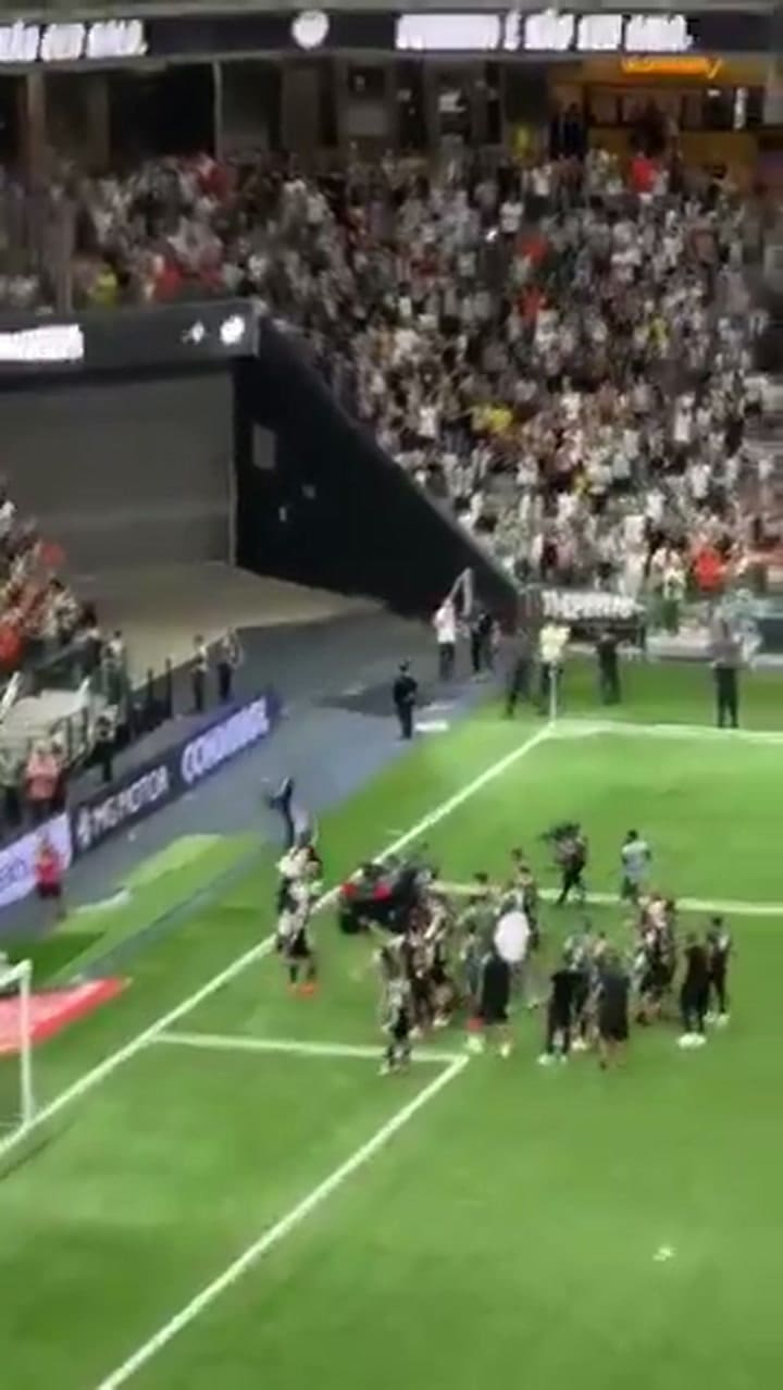 El Galo ingresó a la cancha en un cuatriciclo, con el pez atado detrás del mismo