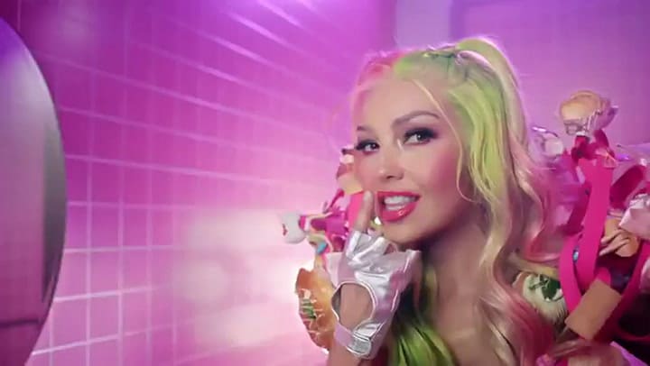 Thalía y Lali Espósito, 'Lindo pero bruto' - Fuente: YouTube