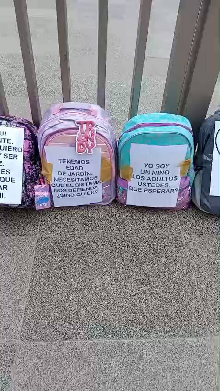 Con mochilas y pedidos de justicia, recibieron al cura denunciado