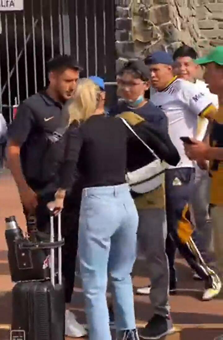 La reacción de la novia de Eduardo Salvio ante un grupo de hinchas mexicanos
