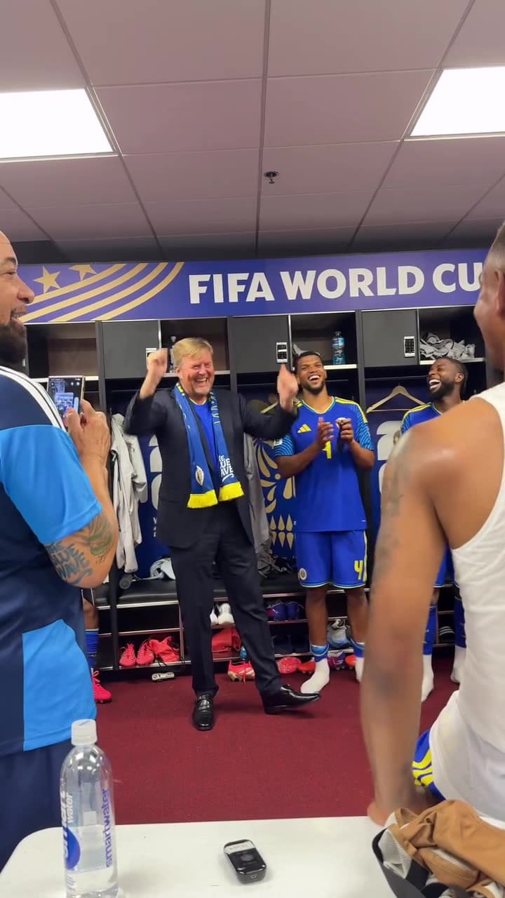 Los reyes de Países Bajos celebran el empate de Curacao