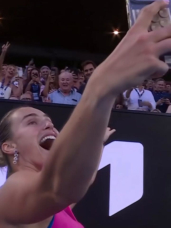 El momento donde Aryna Sabalenka se sacó una selfie con Rod Laver y Roger Federer
