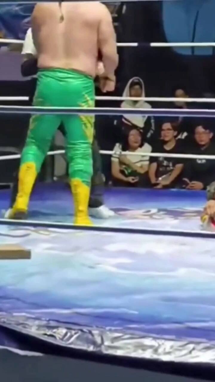 El momento de la fatídica llave del luchador al referí