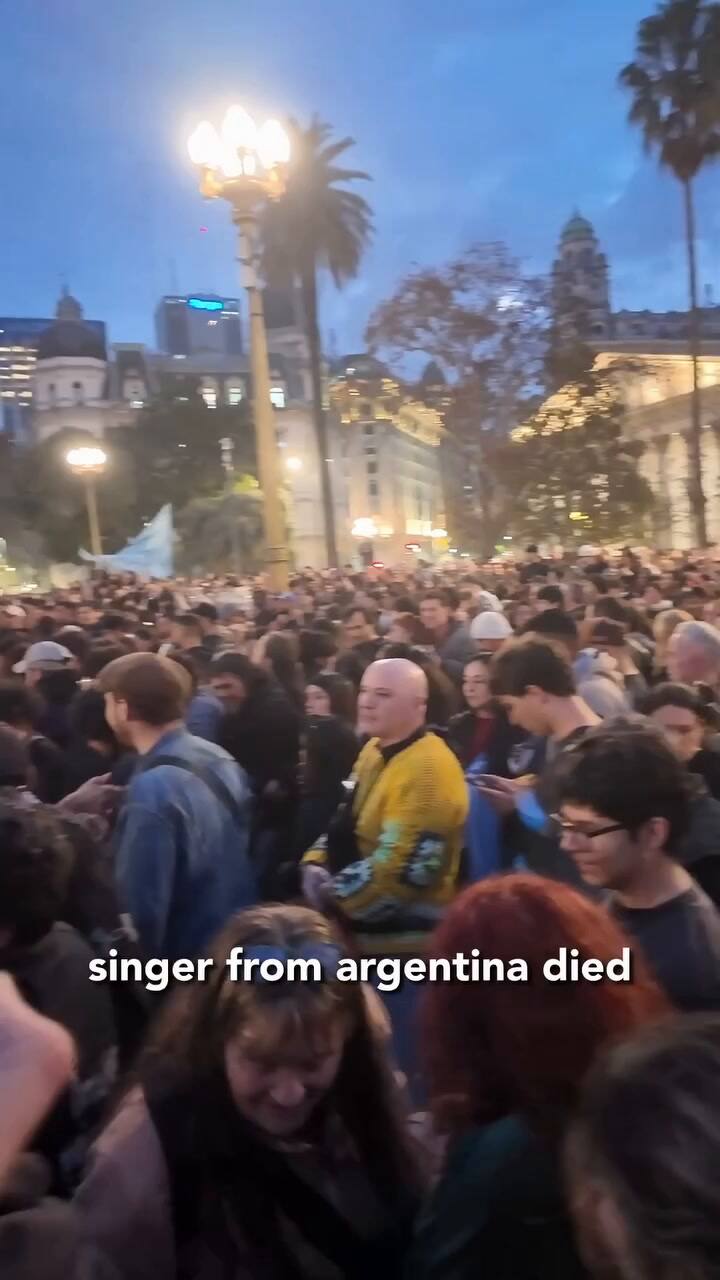 Un influencer canadiense sorprendido con la despedida del Indio Solari en Plaza de Mayo