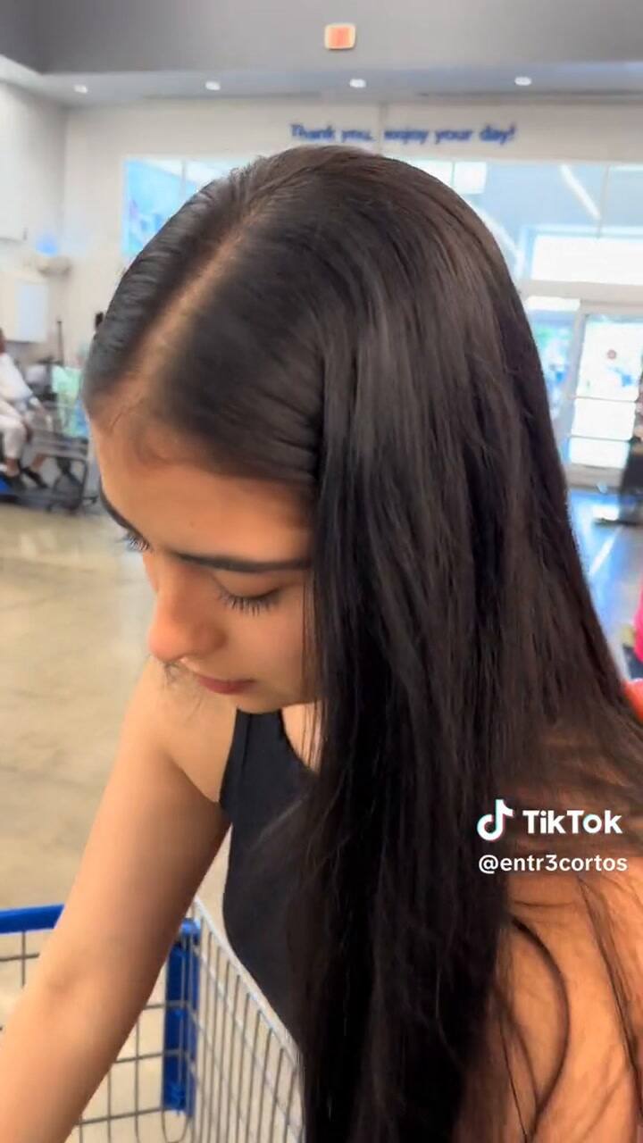 Pareja Latina Viaja A Otro Estado Para Hacer Las Compras Del Supermercado