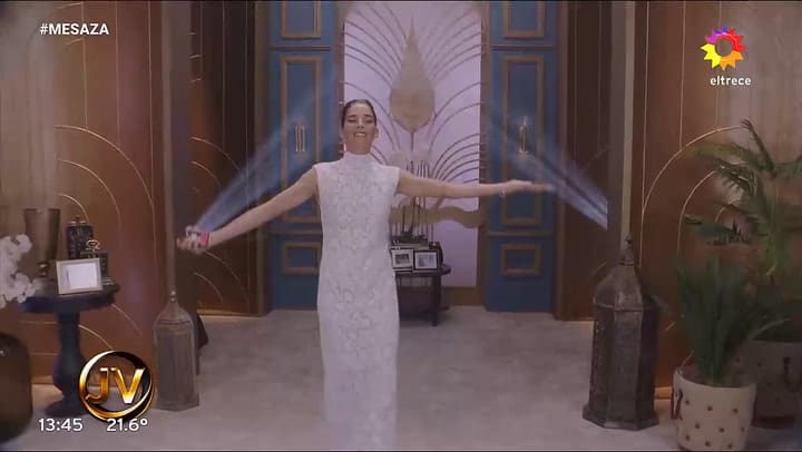 El look blanco y plateado de Juana Viale