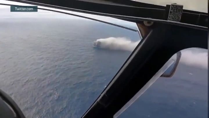 Un carguero repleto de autos de lujo arde a la deriva en medio del Atlántico