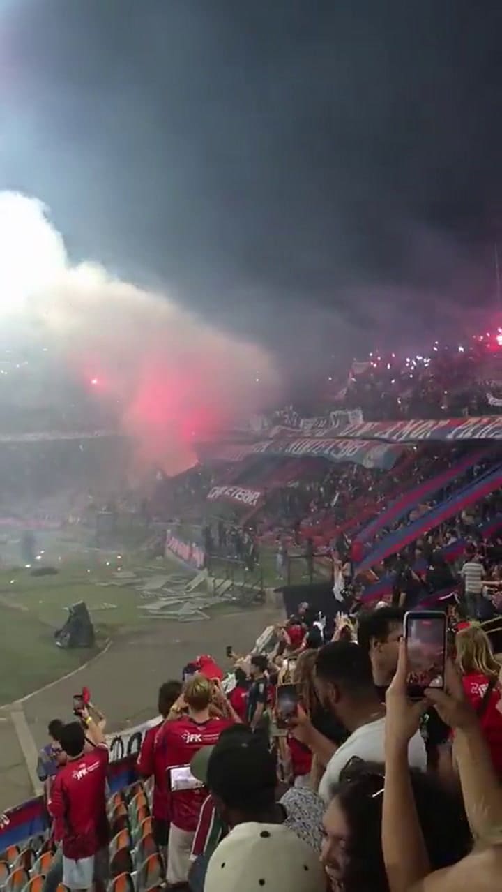 El humo provocado por las bengalas impidió el inicio del partido en Medellín