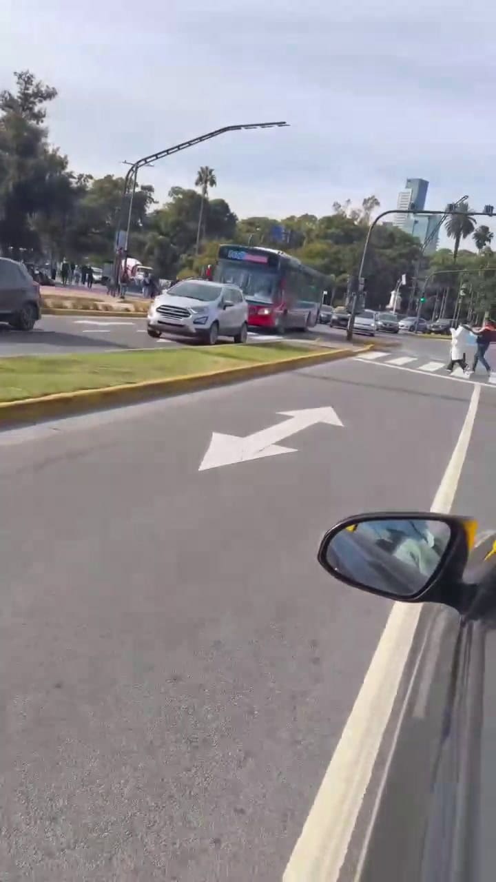 El video viral del taxista que se cruza con autos de frente en la avenida del Libertador