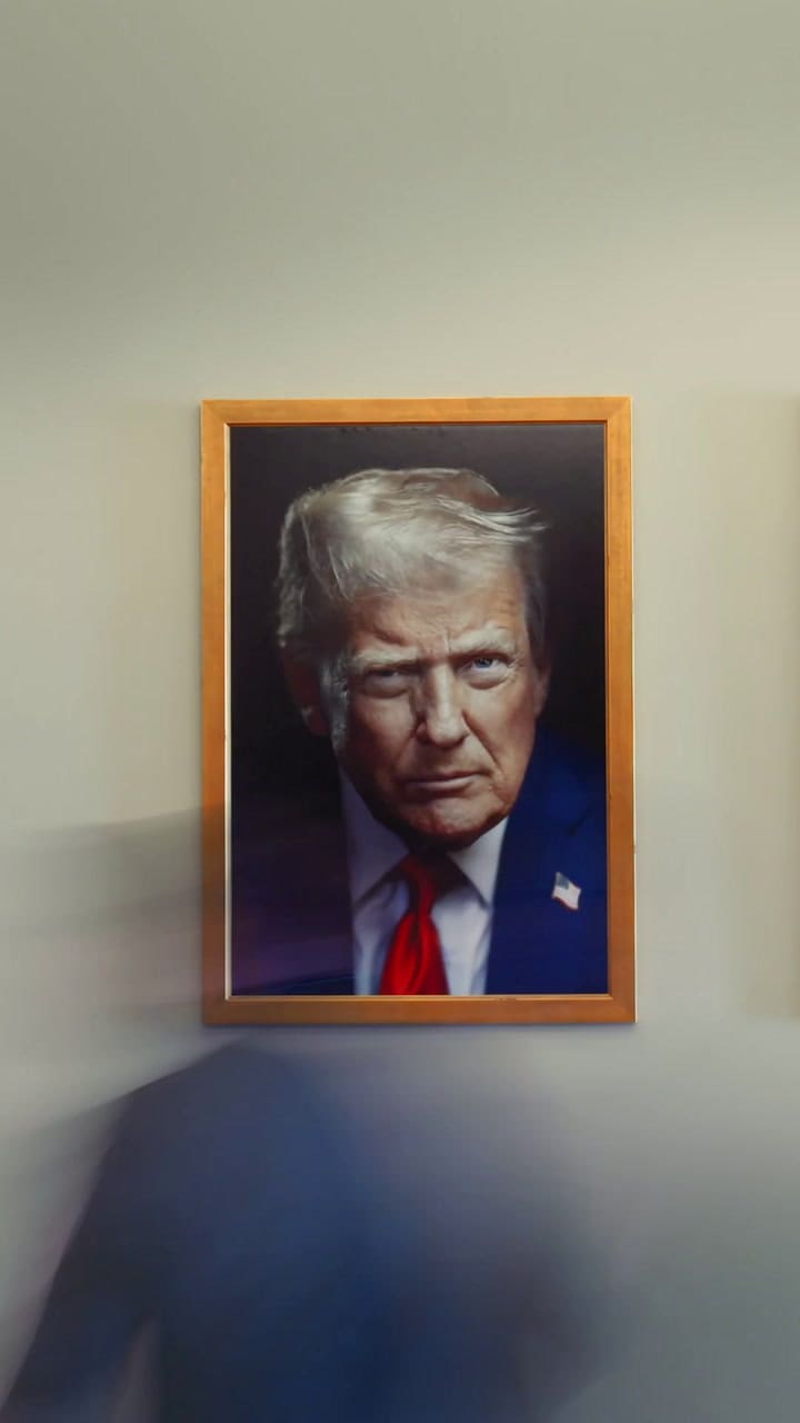 Donald Trump presentó su nuevo retrato oficial y sorprende la comparación con el anterior