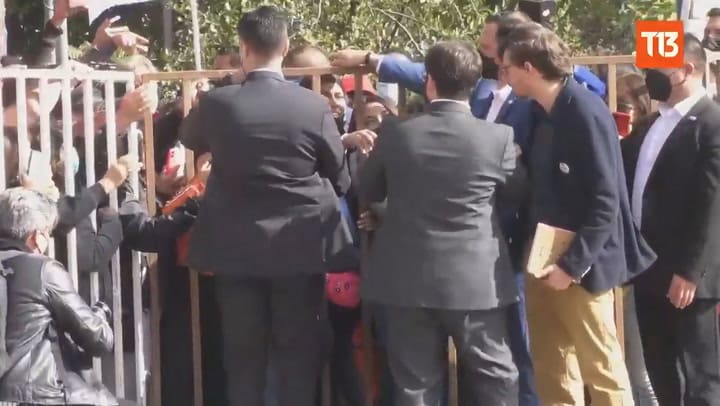 Le tiraron un piedrazo a Gabriel Boric durante su primera gira por el interior de Chile