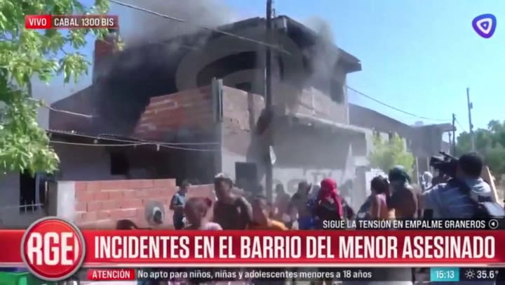Se prende fuego la casa saqueada