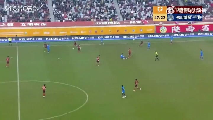 La curiosa jugada con dos balones en el campo de juego en China