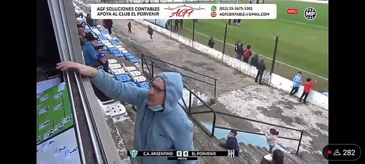 Histórico presidente de un club de ascenso le arrancó el micrófono a un periodista