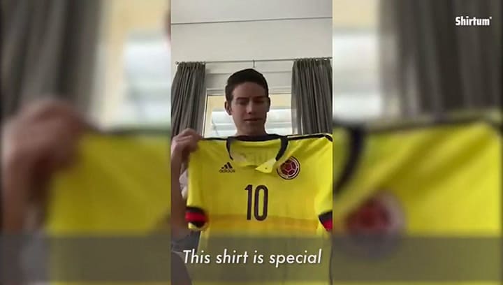 100 futbolistas donan sus camisetas para una subasta solidaria