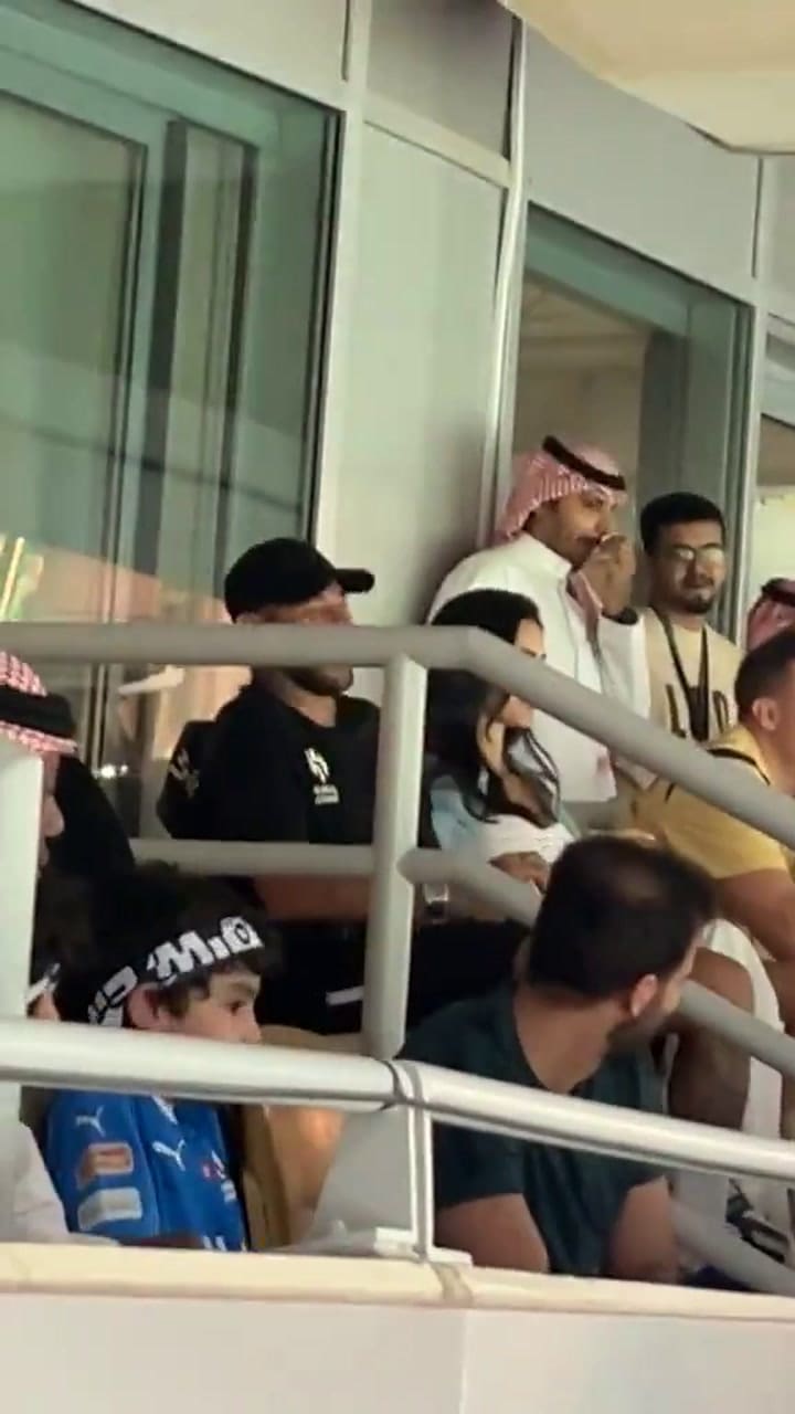 La reacción de Neymar cuando los hinchas cantaban "Messi, Messi"