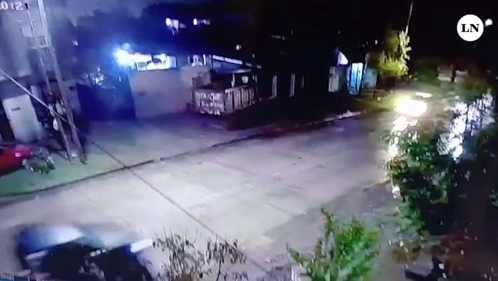 Investigan la muerte de una joven que fue atropellada por un auto después de arrojarse de otro vehículo en movimiento